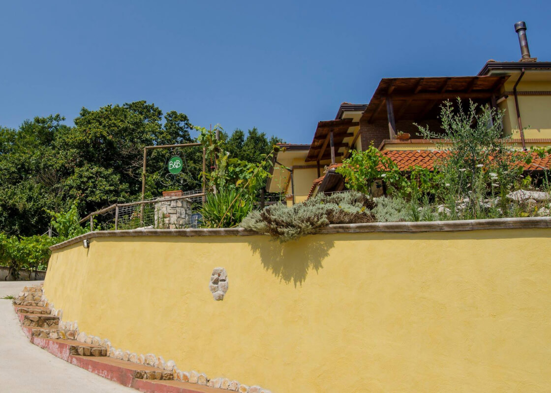 Ingresso esterno dell cascina del girasole