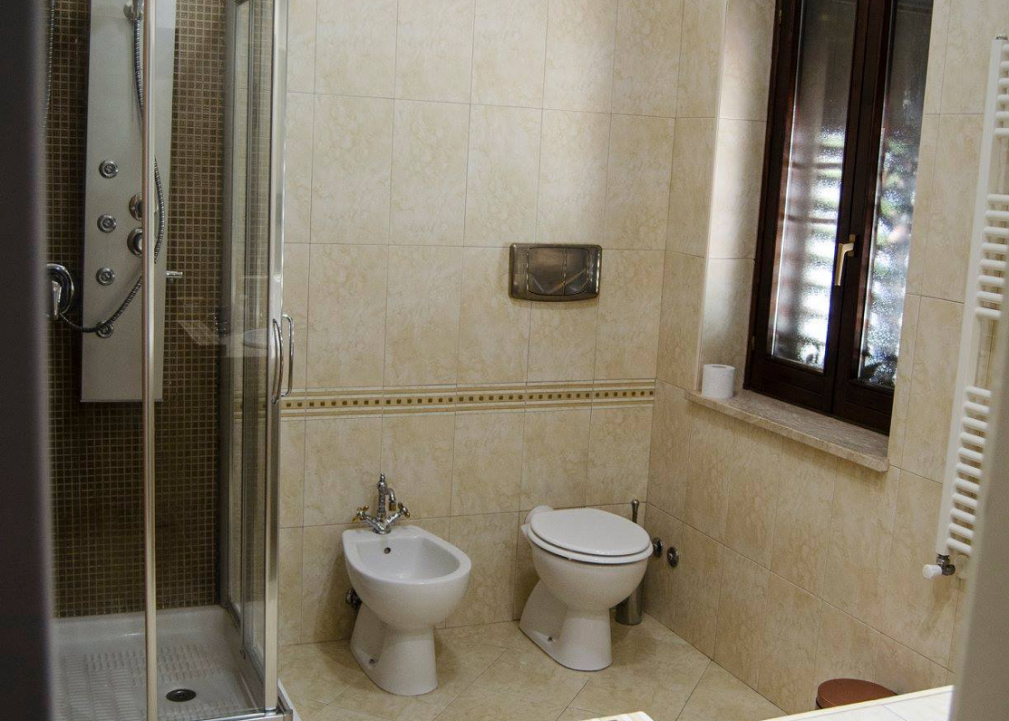 ampio bagno stanza shabby chic